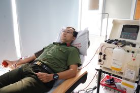 Cán bộ Công an tỉnh Quảng Ngãi kịp thời hiến tiểu cầu cứu người bệnh qua cơn nguy kịch