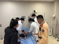 Kịp thời dùng xe công vụ hỗ trợ đưa cháu bé bị ngã từ tầng 2 nhà sàn đi cấp cứu