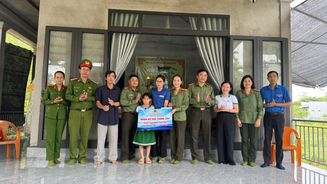 Công an thành phố Huế chung tay đỡ đầu những mảnh đời sau thiên tai