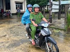 Quảng Ngãi: Công an xã Đặng Thùy Trâm kịp thời hỗ trợ du khách Mỹ đi lạc giữa rừng núi