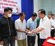 Thượng tướng Lê Tấn Tới tặng quà cho người dân có hoàn cảnh khó khăn trên địa bàn tỉnh Tây Ninh