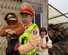 Cảnh sát giao thông Lào Cai kịp thời hỗ trợ ba mẹ con gặp nạn giữa chiều mưa mù Sa Pa