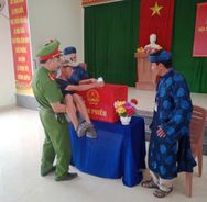 Xúc động hình ảnh Công an xã hỗ trợ các cử tri “đặc biệt” tham gia bỏ phiếu