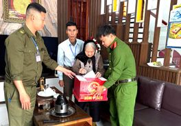 Lực lượng Công an Ninh Bình mang hòm phiếu phụ hỗ trợ cử tri đặc thù bỏ phiếu, thực hiện quyền công dân