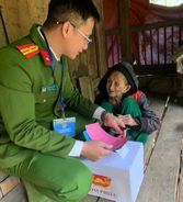 Công an xã Yên Thổ, tỉnh Cao Bằng hỗ trợ cử tri 119 tuổi thực hiện quyền bầu cử