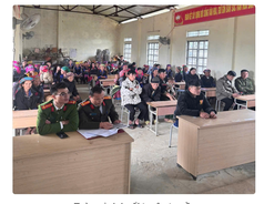 Công an xã Mường Kim sử dụng tiếng Mông tuyên truyền pháp luật cho bà con đồng bào dân tộc