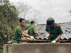 Công an cơ sở kịp thời hỗ trợ Nhân dân khắc phục hậu quả giông lốc tại Lào Cai
