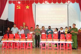 Thăm, tặng quà bà con khó khăn trên địa bàn xã biên giới tỉnh Đồng Tháp