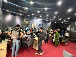 Khởi tố, bắt tạm giam đối tượng có nhiều tiền án thuê khách sạn để tổ chức đánh Poker trái phép