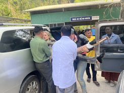 Quảng Ngãi: Công an xã Măng Bút kịp thời hỗ trợ, cứu nạn du khách nước ngoài gặp sự cố giao thông