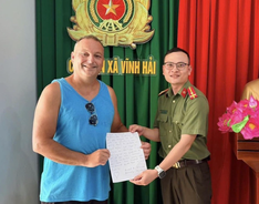 Du khách Canada quay trở lại Việt Nam để nói lời cảm ơn Công an xã