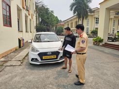 Lào Cai: Lái xe bị xử phạt vì để trẻ em đu bám cửa xe khi phương tiện đang chạy