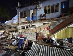 Kịp thời giải cứu 03 nạn nhân bị mắc kẹt do sập hành lang nhà dân