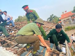 Quảng Ngãi: Lực lượng Công an phối hợp hỗ trợ sửa chữa nhà ở cho gia đình thân nhân liệt sĩ