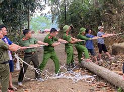 Công an xã khẩn trương giúp dân khắc phục hậu quả mưa dông