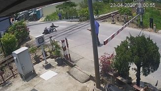 Quảng Ngãi: Xử phạt thanh niên tông rào chắn đường sắt ngã xuống đường ray