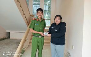 Công an xã trao trả tài sản bị đánh rơi cho người dân