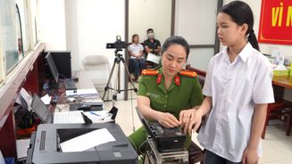 Công an tỉnh Thái Nguyên cấp căn cước và tài khoản định danh điện tử xuyên kỳ nghỉ lễ