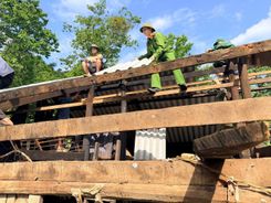 Cao Bằng: Công an xã Quang Hán kịp thời hỗ trợ người dân khắc phục hậu quả giông lốc