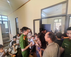 Ấm lòng những ổ bánh mỳ giữa trưa tại Công an xã Mường Kim