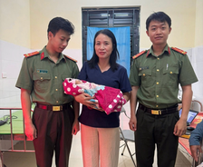 Công an xã Xuân Lâm, tỉnh Nghệ An hỗ trợ, chăm sóc trẻ sơ sinh bị bỏ rơi
