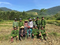 Công an xã Long Quảng, thành phố Huế hỗ trợ người dân thu hoạch lúa  trước thời tiết bất lợi