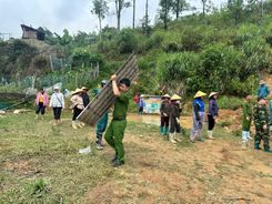 Lai Châu: Công an xã Mường Khoa hỗ trợ người dân khắc phục hậu quả sau mưa lớn