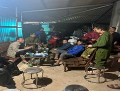 Lai Châu: Công an xã Pu Sam Cáp xuyên đêm hỗ trợ Nhân dân di dời khỏi khu vực có nguy cơ sạt lở