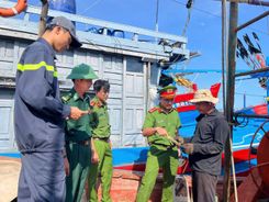 Đẩy mạnh tuyên truyền, bảo đảm an toàn phòng cháy chữa cháy tại các cảng neo đậu tàu thuyền