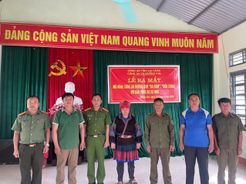 Lai Châu: Công an xã Mường Kim ra mắt mô hình “Ba bám, bốn cùng” tại bản Hua Chít