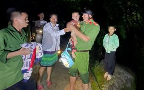 Huy động lực lượng tìm kiếm bé trai hơn 2 tuổi mất tích dưới trời mưa lớn