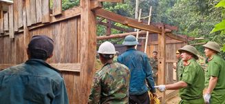Lai Châu: Công an xã Mù Cả sát cánh cùng Nhân dân sau mưa lũ