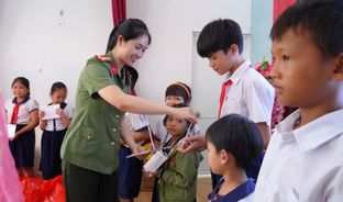 Lan tỏa chương hình “Đồng hành cùng thiếu nhi biên giới”