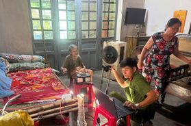 Đến tận nhà làm Căn cước cho cụ bà 101 tuổi, Công an xã nhận được Thư cảm ơn