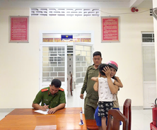 Kịp thời giúp đỡ bé trai đi lạc trong đêm trở về an toàn với gia đình