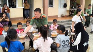 Những tô mì nghĩa tình tại điểm thu nhận hồ sơ căn cước, định danh điện tử ở xã Pà Cò, tỉnh Phú Thọ