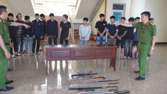 Bắt khẩn cấp 9 đối tượng mang hung khí nguy hiểm hỗn chiến khiến 2 người nhập viện cấp cứu