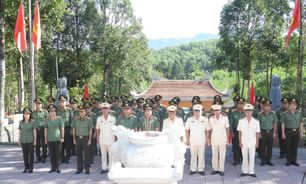 Đảng ủy Công an Trung ương - Bộ Công an dâng hoa, dâng hương tri ân tại Khu di tích lịch sử An ninh Khu V