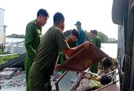 An Giang: Công an xã Vĩnh Hòa hỗ trợ người dân khắc phục hậu quả sạt lở trong đêm