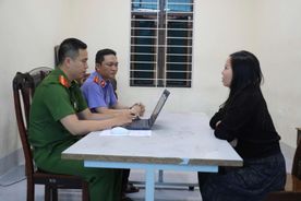 Khởi tố nhóm đối tượng ném chất bẩn vào cửa hàng quần áo tại phường Thành Vinh, tỉnh Nghệ An