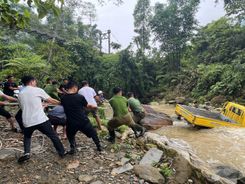 Công an xã Ngũ Chỉ Sơn, tỉnh Lào Cai kịp thời cứu hộ xe tải mắc kẹt giữa dòng suối do mưa lớn