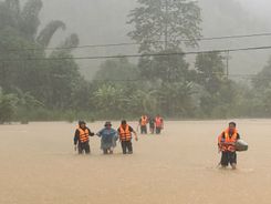 Công an xã Cần Yên, tỉnh Cao Bằng kịp thời hỗ trợ người dân ứng phó mưa lũ