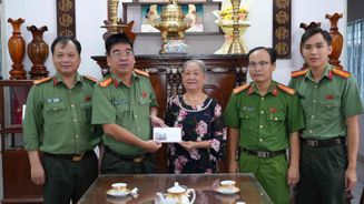 Thăm, tặng quà lãnh đạo Công an tỉnh Đồng Tháp qua các thời kỳ