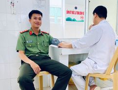 Chiến sĩ Công an hơn 3 giờ hiến tiểu cầu cứu bệnh nhân nguy kịch