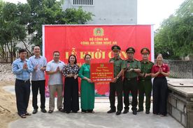 Công an tỉnh Nghệ An trao nhà tình nghĩa tặng hộ giáo dân có hoàn cảnh khó khăn