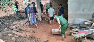 Lai Châu: Công an xã Khoen On chung tay hỗ trợ người dân khắc phục hậu quả sạt lở do mưa lớn