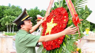 Thứ trưởng Đặng Hồng Đức dâng hoa, dâng hương tưởng niệm các Anh hùng Liệt sĩ tại Bắc Trà My