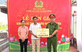 Trao kinh phí hỗ trợ xây dựng Nhà tình nghĩa tặng gia đình liệt sĩ Nguyễn Đăng Khải