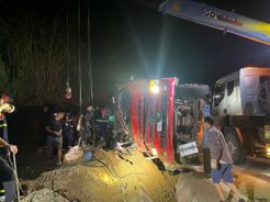 Lào Cai: Kịp thời giải cứu thành công 02 nạn nhân mắc kẹt trong cabin xe tải trên Quốc lộ 279