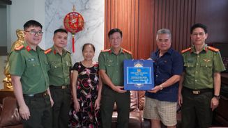 Lãnh đạo Công an tỉnh Thái Nguyên thăm, tặng quà gia đình chính sách
